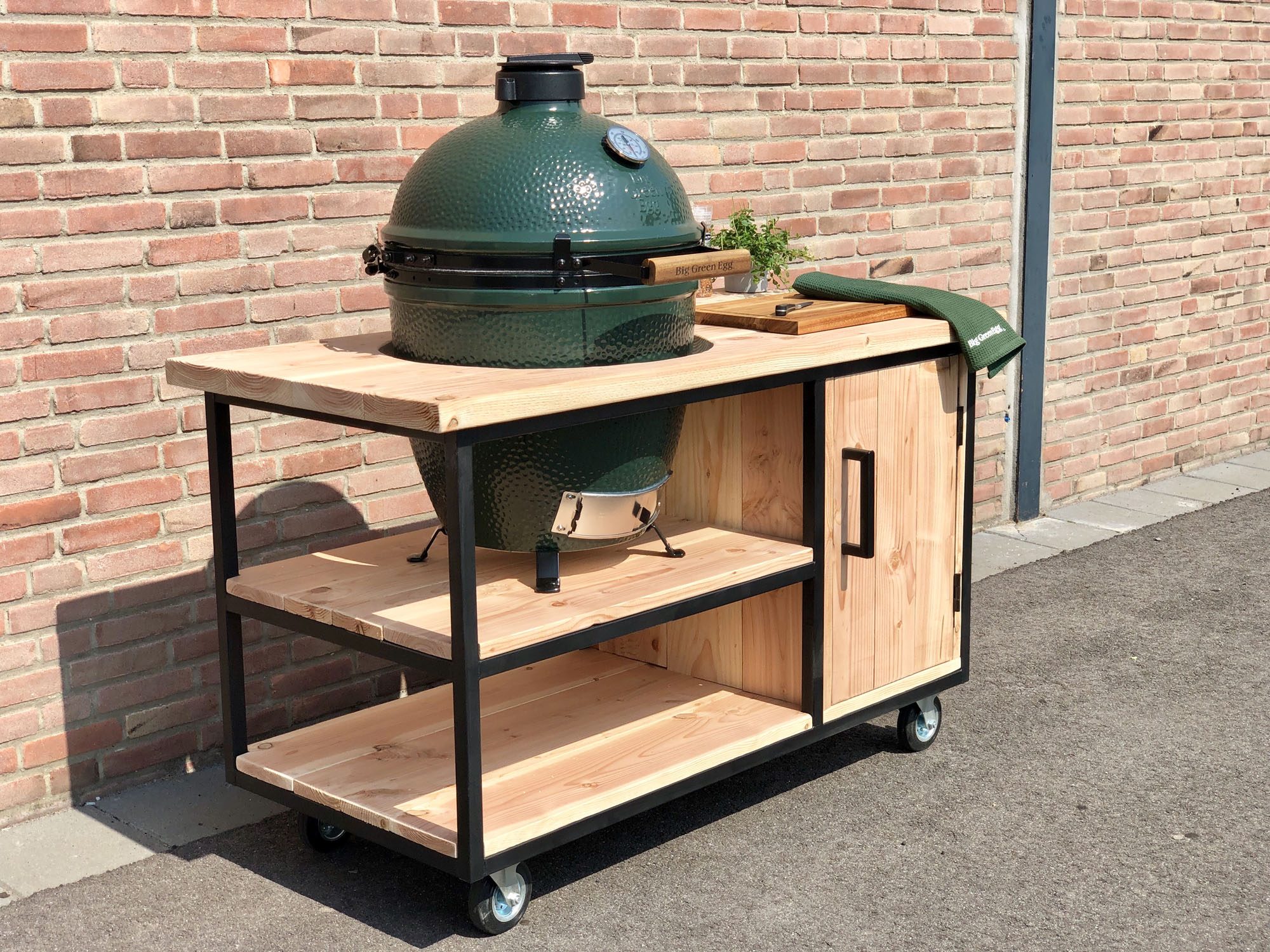 Stalen frame douglas kast + Big Green Egg large BBQ Experience Center